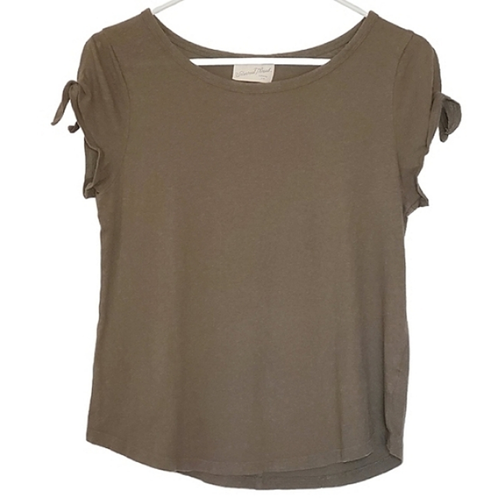 1075 * Universal Thread Shoulder Tie Tee Olive Green Size XS